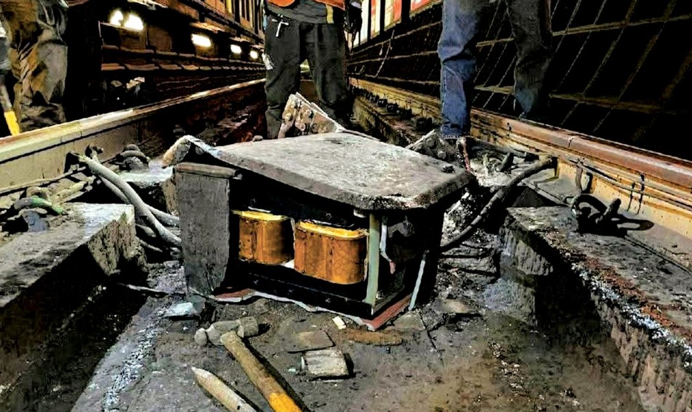 港鐵解釋事故原因涉及工程車底部有零部件移位，導致路軌旁的設備受損。