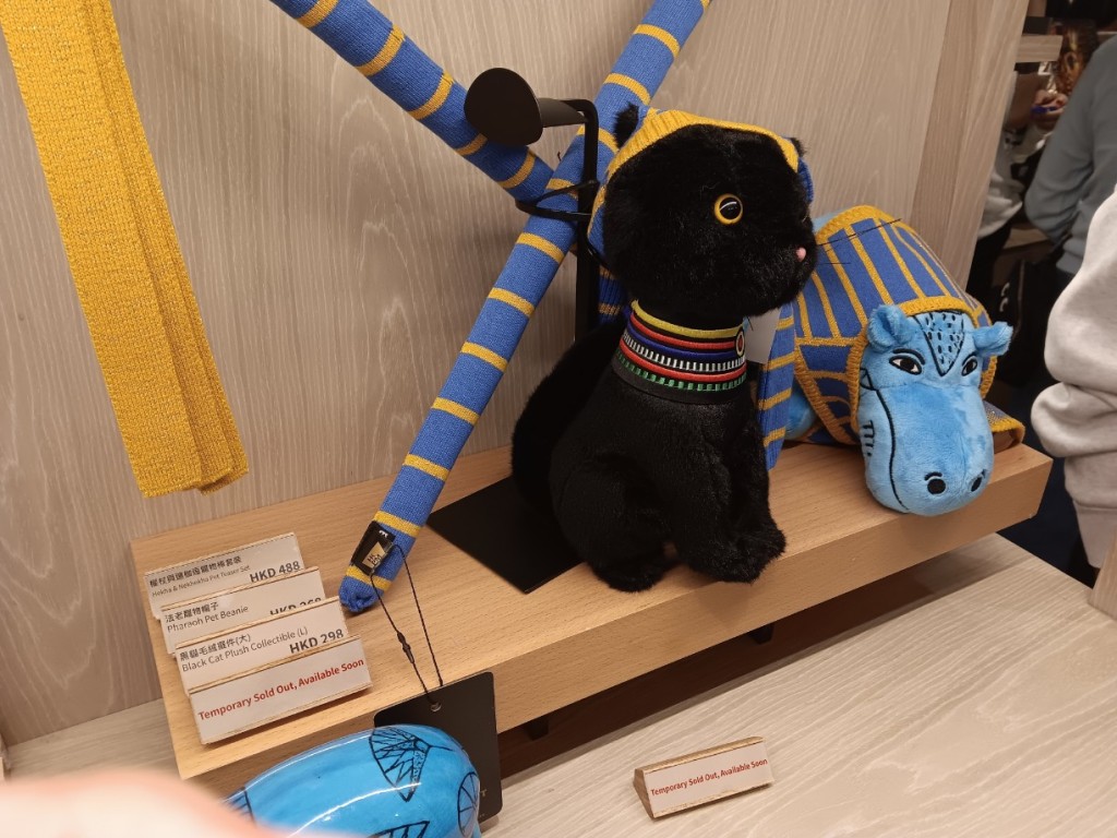 紀念商店的「黑貓毛絨擺件(大）」及「法老寵物帽子」暫時售罄。