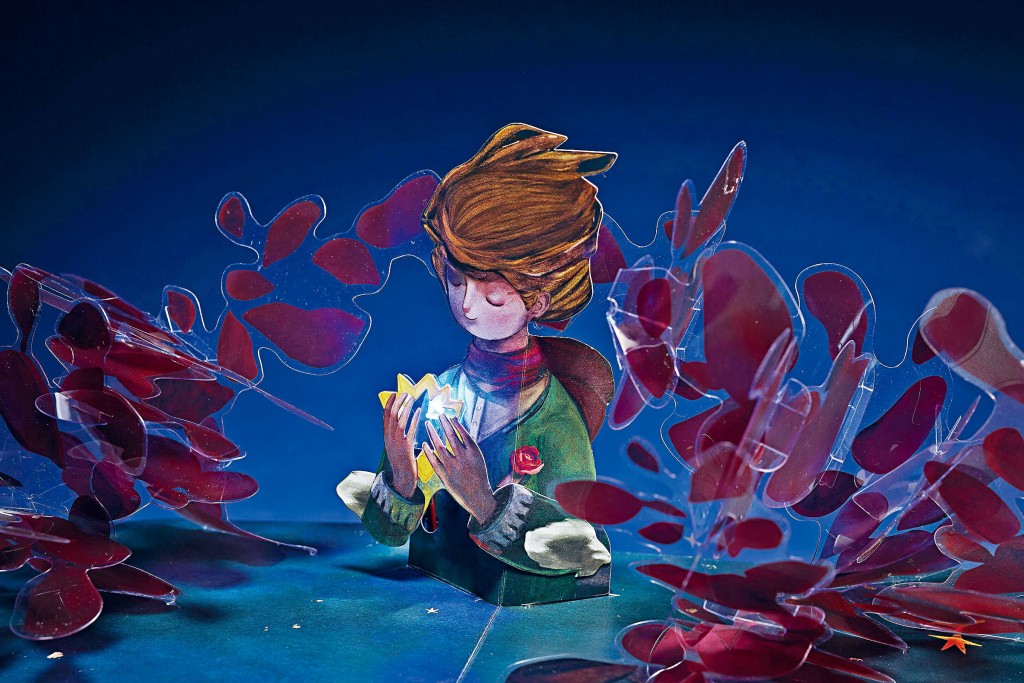 花瓣漫天飞舞一幕，配合灯光设计，美不胜收。