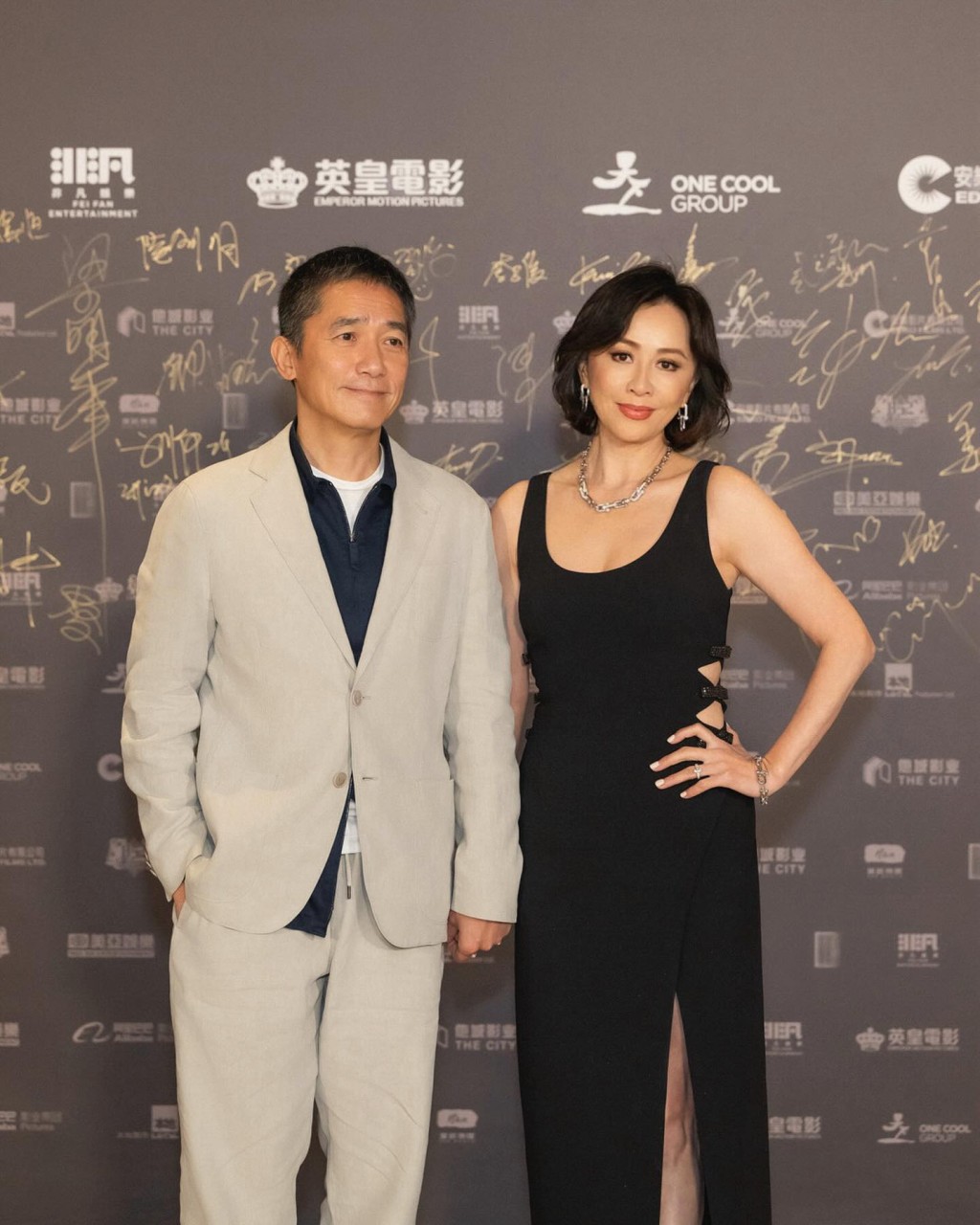 梁朝伟在导演会颁奖礼上凭《金手指》夺得「最佳男主角」， ​刘嘉玲陪伴老公出席外，还担任颁奖嘉宾。  ​