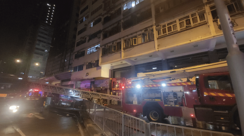 起火現場為洗衣街111至121號建煌華廈。黎志偉攝 起火現場為洗衣街111至121號建煌華廈。黎志偉攝