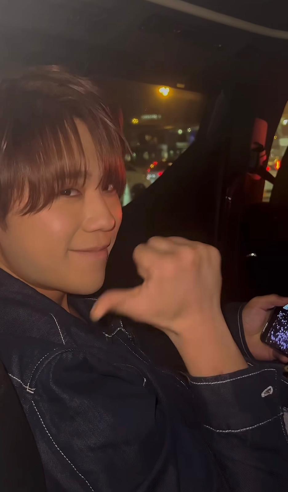 姜濤未有到叱咤現場,原來他亦有看直播。 姜濤未有到叱咤現場,原來他亦有看直播。