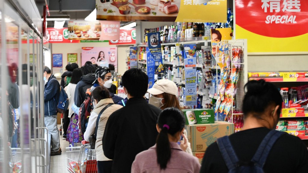 大批市民搶購食品日用品。