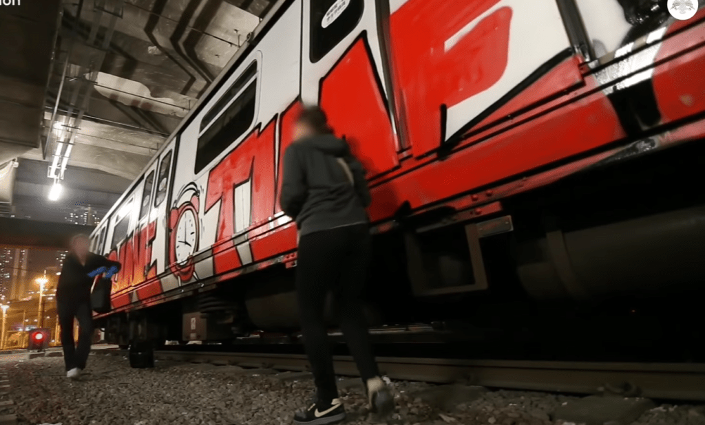 2016年一对美国情侣潜入港铁车厂涂鸦列车。