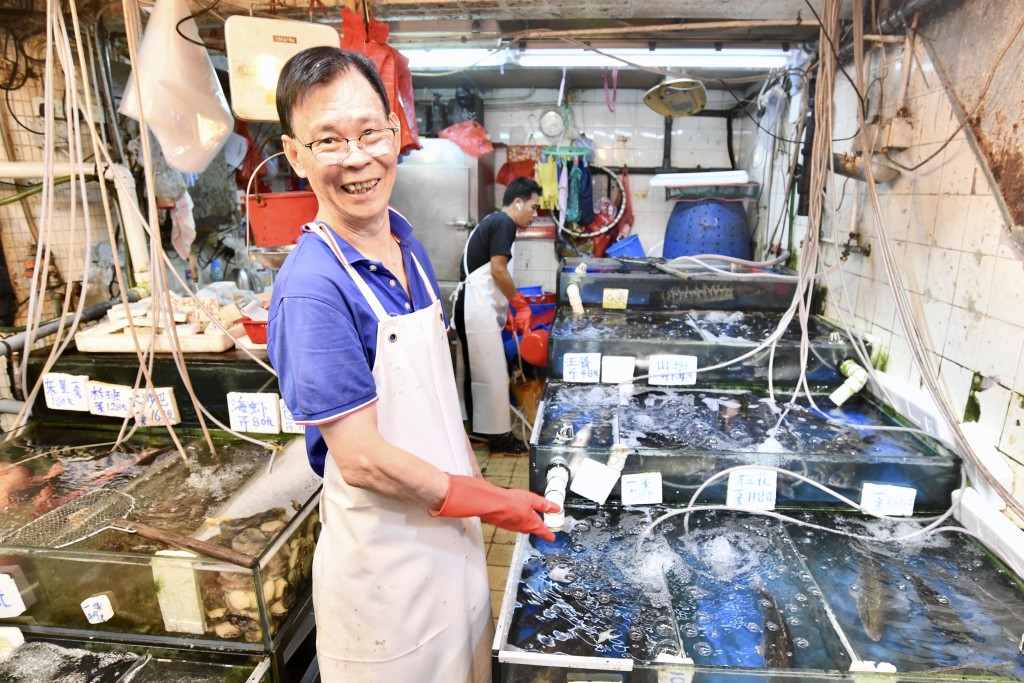 售賣淡水魚及鹹水魚的魚檔店員梁先生認為一星期的折扣對該店始終有一定影響。盧江球攝