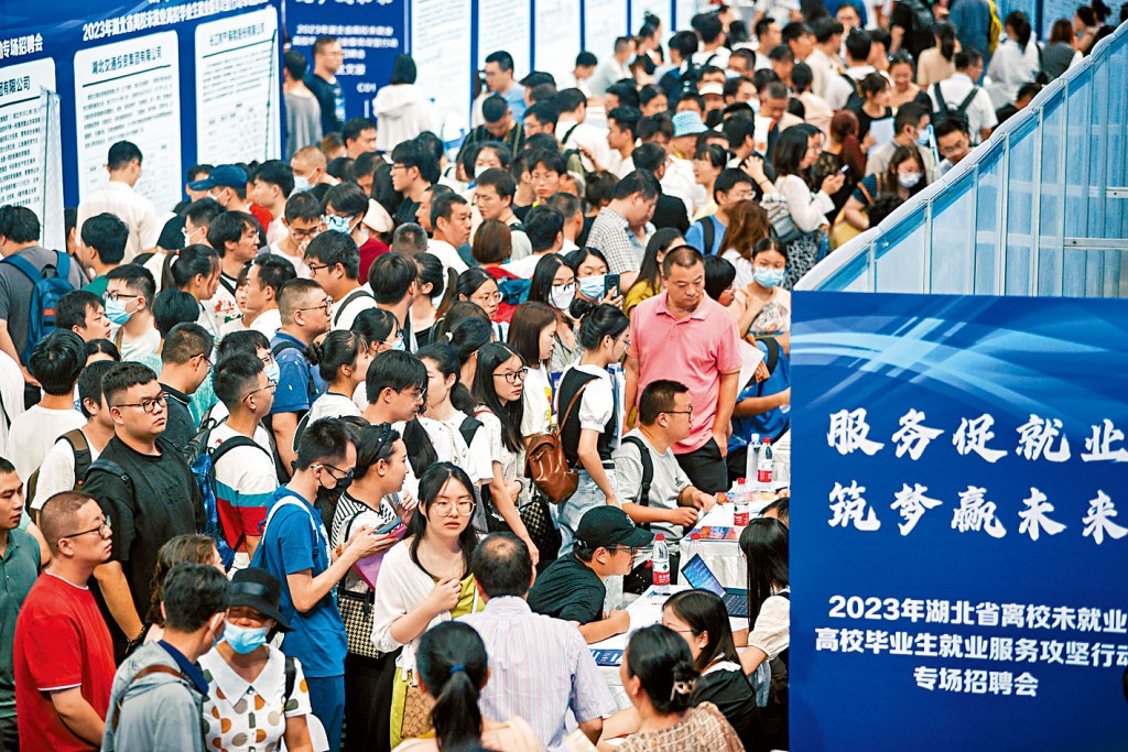 內地青年失業嚴重，招聘會每每出現人山人海情況。