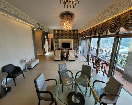 這是嘉御山3座頂層天台戶，實用面積2295方呎，放盤罕有。

