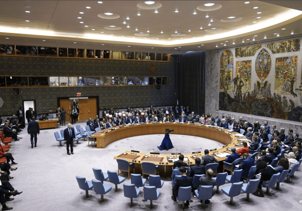 澤連斯基在聯合國國理會發言時，俄羅斯大使內本齊亞坐在馬蹄形桌子的對面位置。美聯社