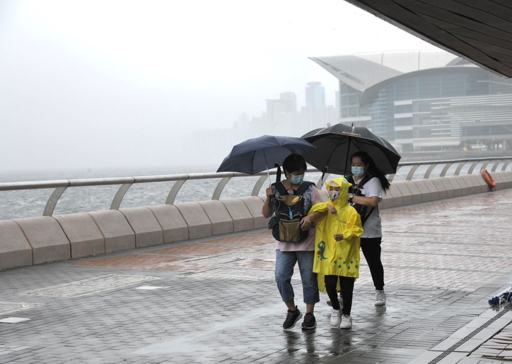 中央氣象台預料廣東沿海、海南東南部沿海將有中到大雨。