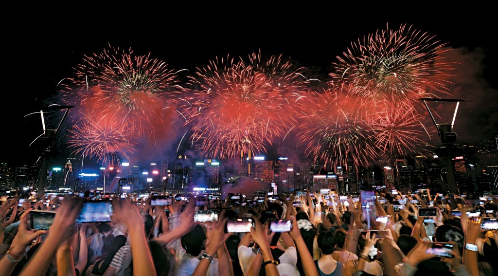 一年一度國慶煙花匯演，吸引大批市民旅客到海傍觀賞。
