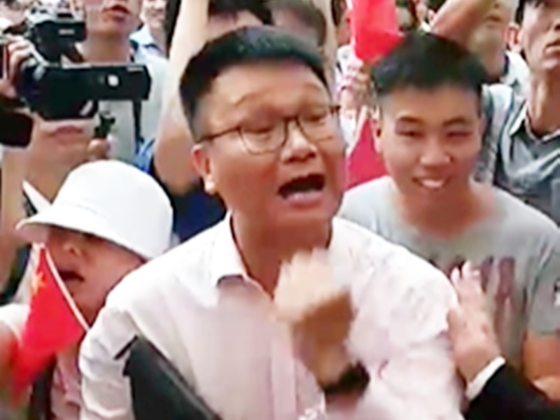 馮煒光在場與叫「光復香港,時代革命」的市民口角。Eric Yu圖片