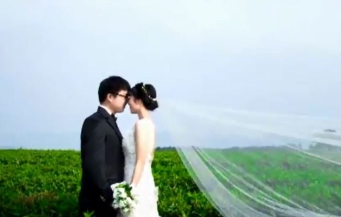 二人於去年6月正式登記結婚,領取了結婚證,原本打算於今年2月舉行婚禮。網圖