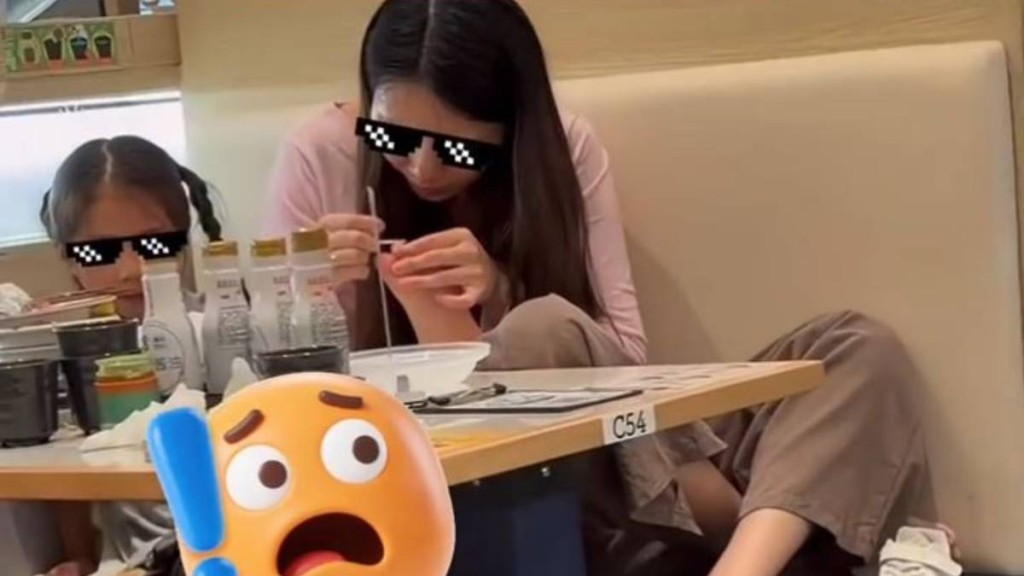 女子在壽司店的餐桌上為女童銼趾甲，行為令人噁心。