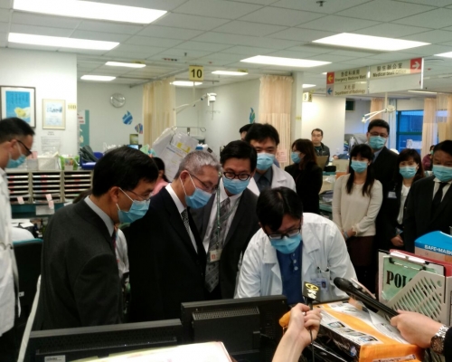 梁智仁今午到廣華醫院急症室，及將軍澳醫院內科病房及急症室視察