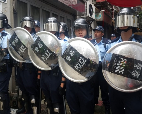 警方持盾牌在場戒備。