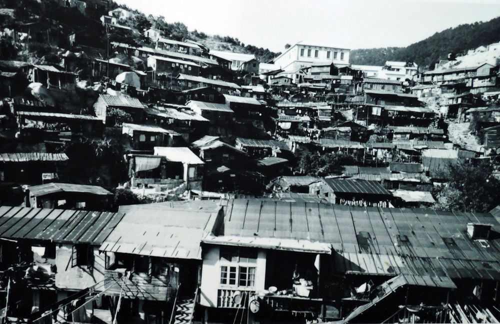 房屋乃民生之本，回顧香港歷史，曾經有一段日子近郊都是一間間依山而建的木屋、鐵皮屋。