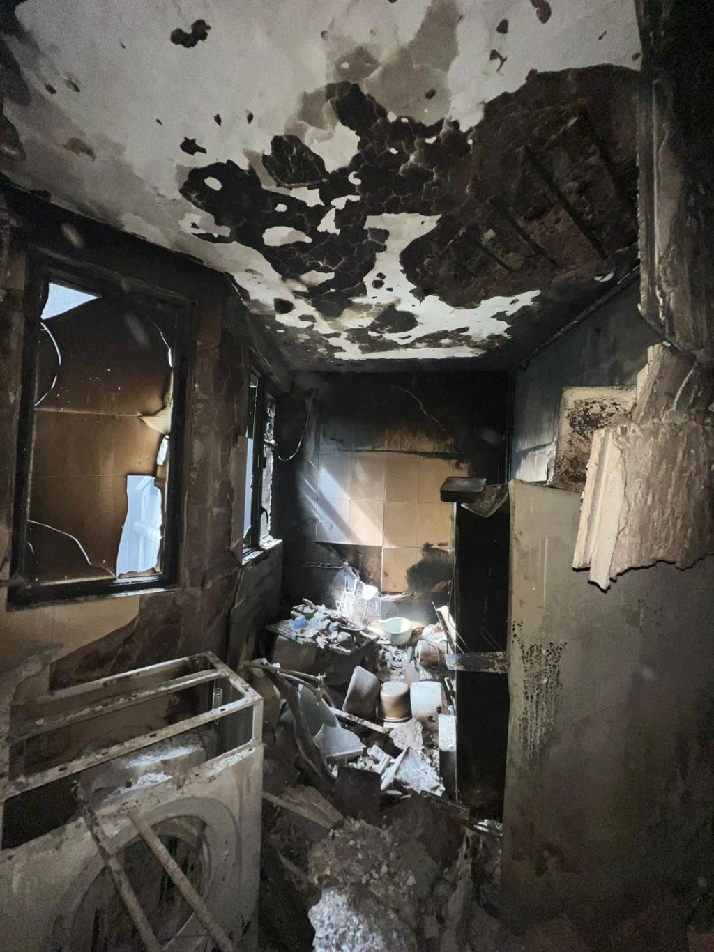 災難遇害者辨認組、鑑證科及其他人員全速投入工作,包括案件搜證、災場搜索、遺體辨認及登記等。 災難遇害者辨認組、鑑證科及其他人員全速投入工作,包括案件搜證、災場搜索、遺體辨認及登記等。