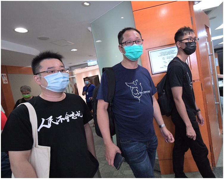 蔡耀昌(中)對上訴被駁回感到非常失望。
