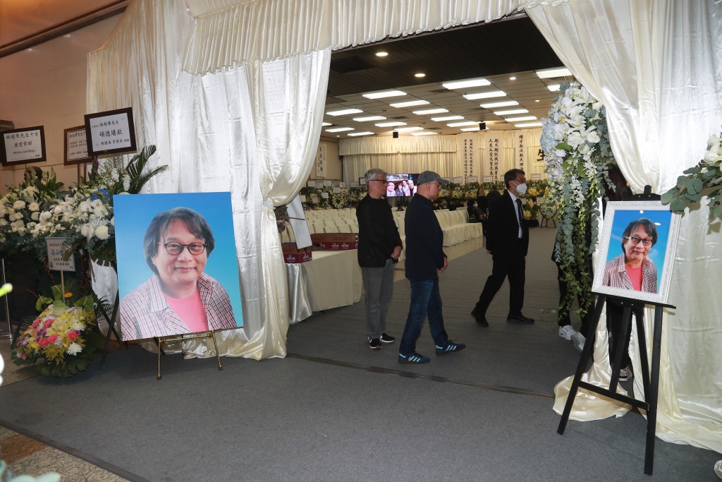 林超荣遗孀屈颖妍及林超荣家人昨日在红磡世界殡仪馆，为林超荣设灵。