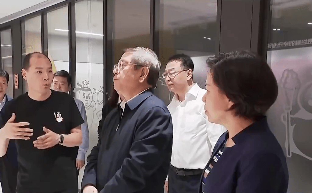 河南省長王凱走訪蜜雪冰城總部。 河南省長王凱走訪蜜雪冰城總部。
