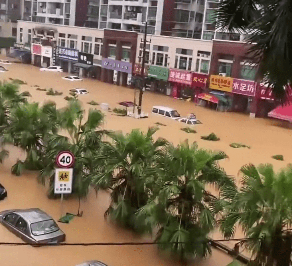 河北阜平單日降雨量破紀錄,水浸淹街,汽車被沖走。 河北阜平單日降雨量破紀錄,水浸淹街,汽車被沖走。