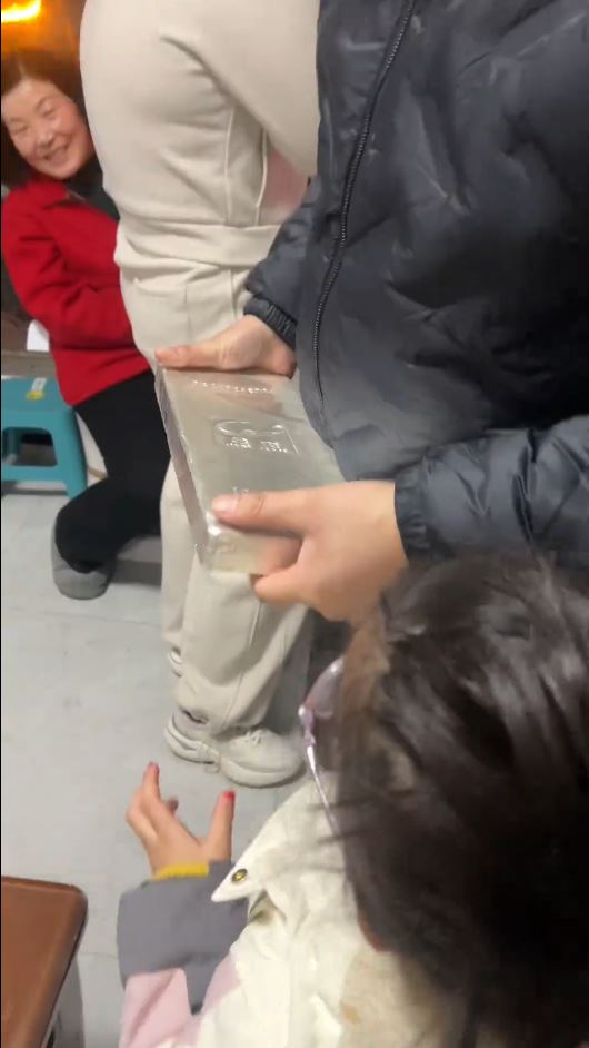 山東有舅舅搬重15公斤銀磚給外甥女做壓歲錢成為佳話。