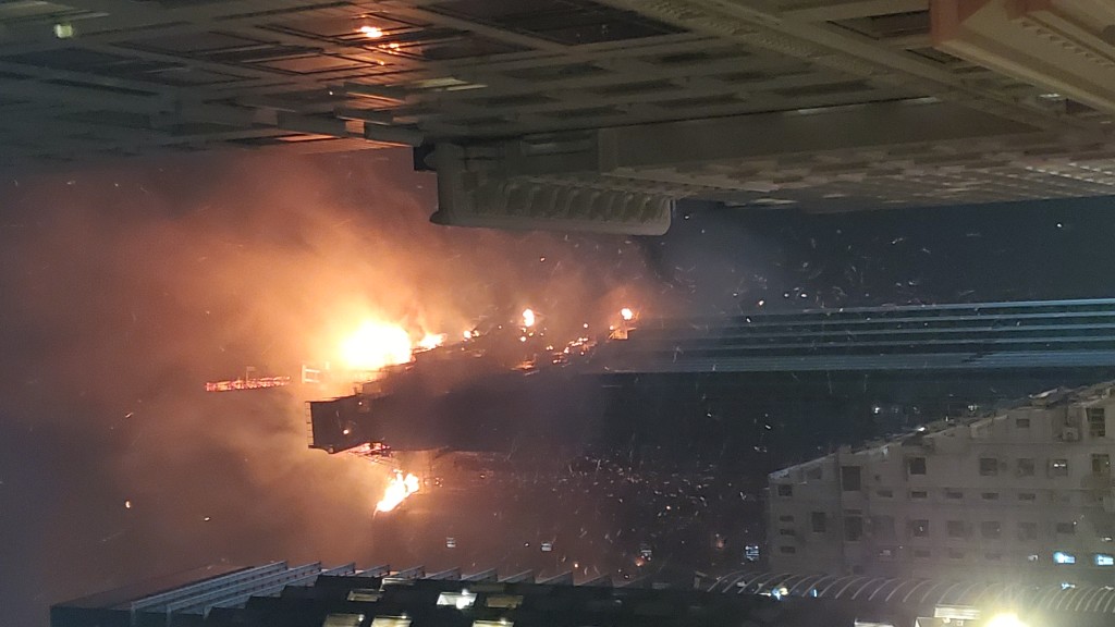 大火期間火勢猛烈,火光熊熊,濃煙衝天,火屑四散飄盪如流星雨。