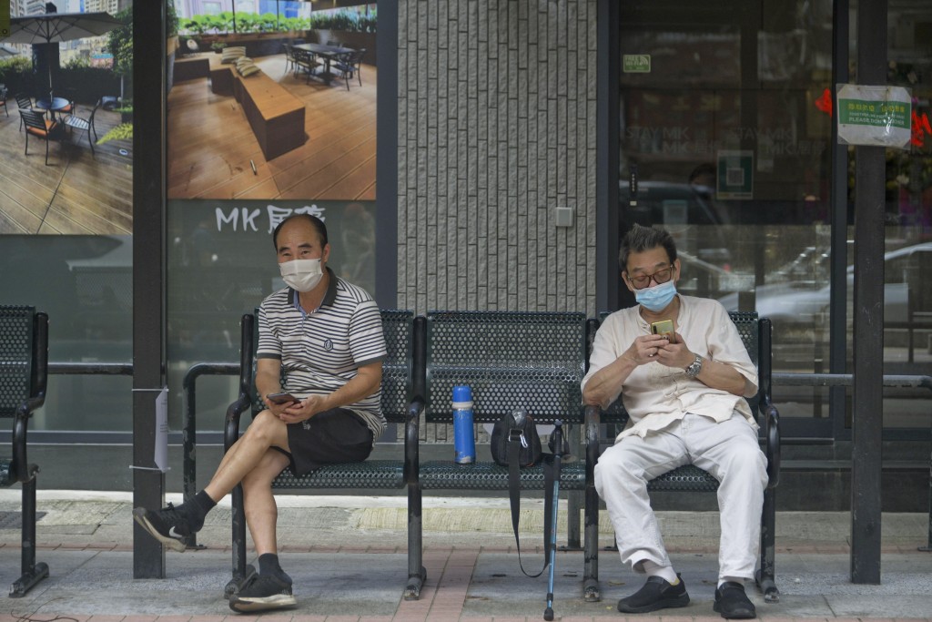 調查顯示，三分一長者在第五波疫情下出現情緒問題。資料圖片