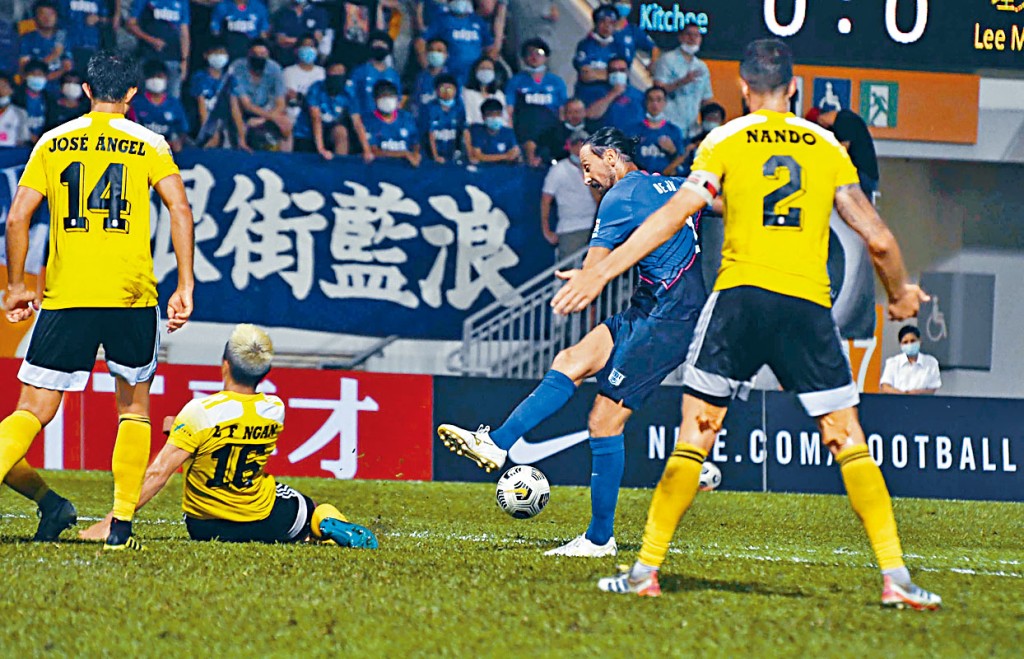 丹恩奴域（右三）受嚴密監管，無發揮機會。