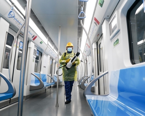 上海地鐵車廂進行消殺作業。新華社
