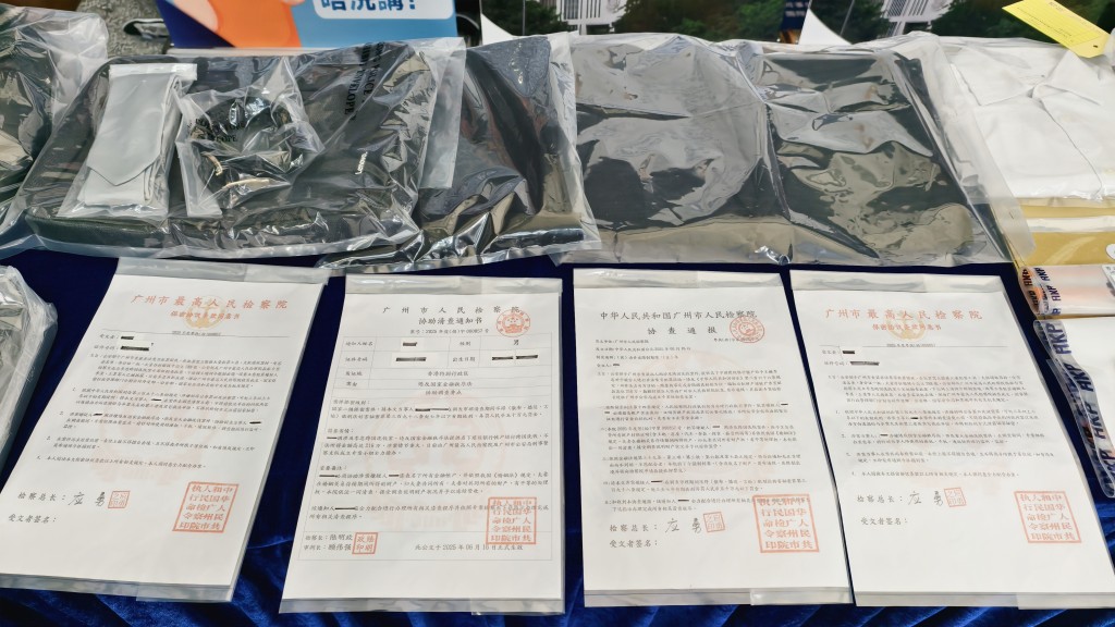 騙徒會向受害人展示偽造的法庭拘捕令。 騙徒會向受害人展示偽造的法庭拘捕令。