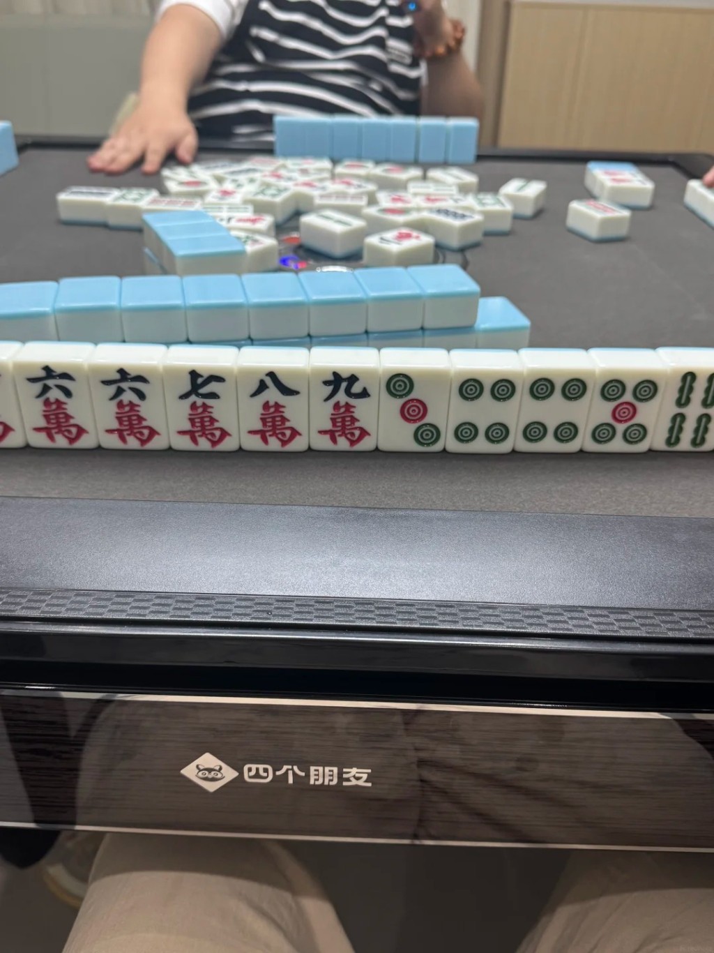 無人值守24小時營運麻雀室「四個朋友」，已在全國逾300城市開了1.4萬間店。小紅書