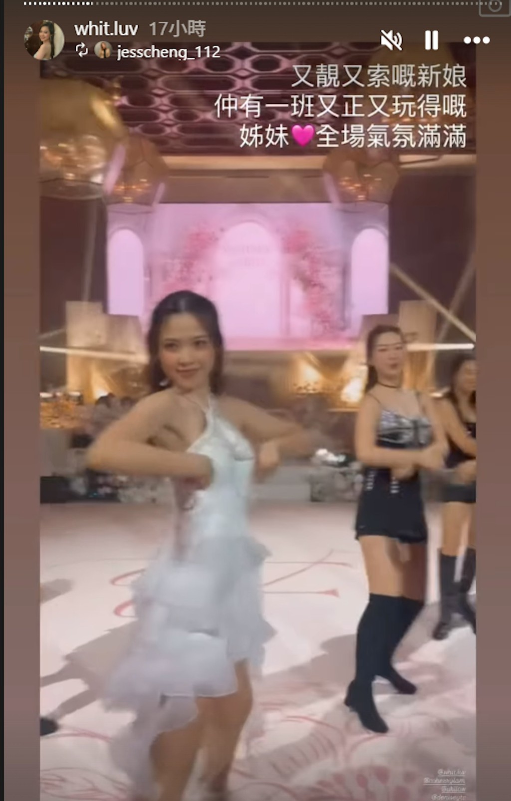 蛋糕儀式後,新人驚喜獻唱《為你鍾情》,最後梁嘉琬更率領閨密團化身女團成員,齊齊跳K-Pop熱舞助慶,場面十分熱鬧。 蛋糕儀式後,新人驚喜獻唱《為你鍾情》,最後梁嘉琬更率領閨密團化身女團成員,齊齊跳K-Pop熱舞助慶,場面十分熱鬧。