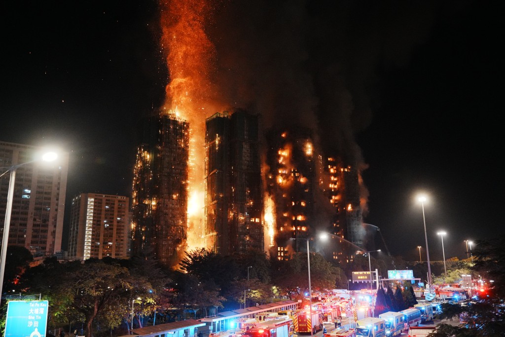 入夜後，宏福苑大火仍未救熄。汪旭峰攝