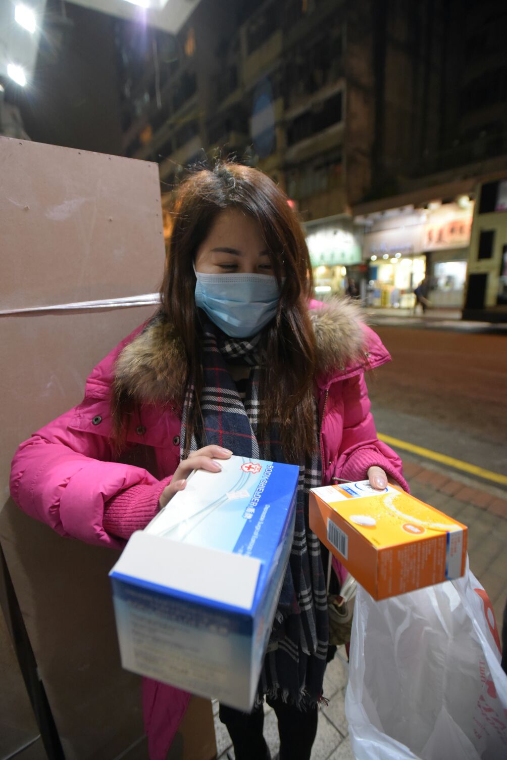 何小姐購買口罩及維他命C。黃文威攝