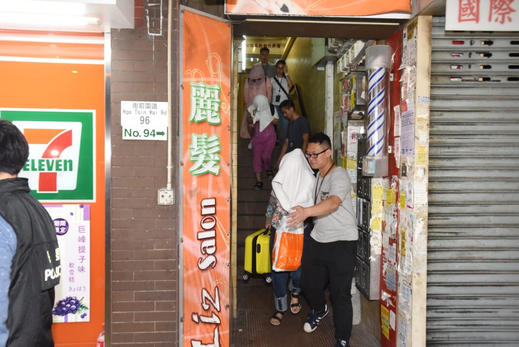 行動拘捕10名內地女子。