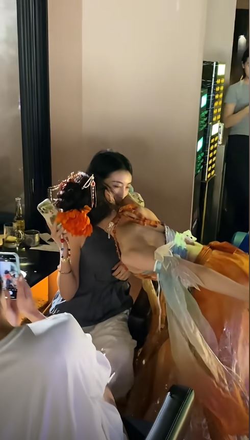 杭州有酒吧被質疑提供擦邊舞服務。抖音