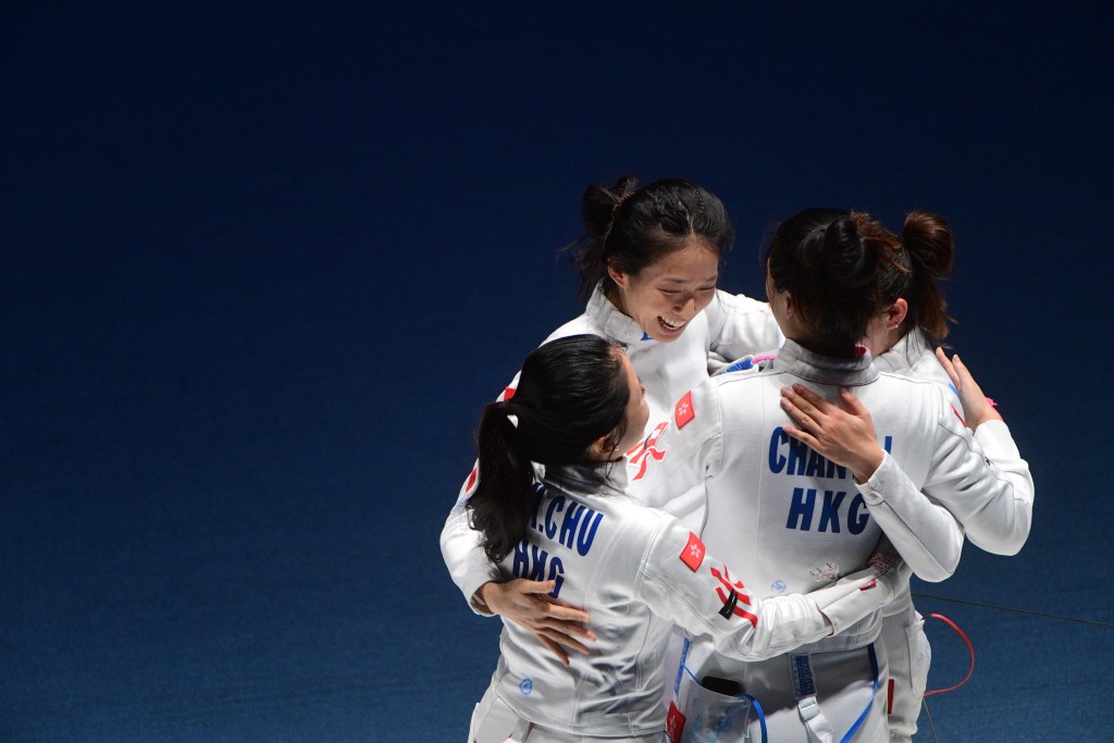 杭州亚运，香港女子重剑队勇夺团体赛银牌。陈极彰摄