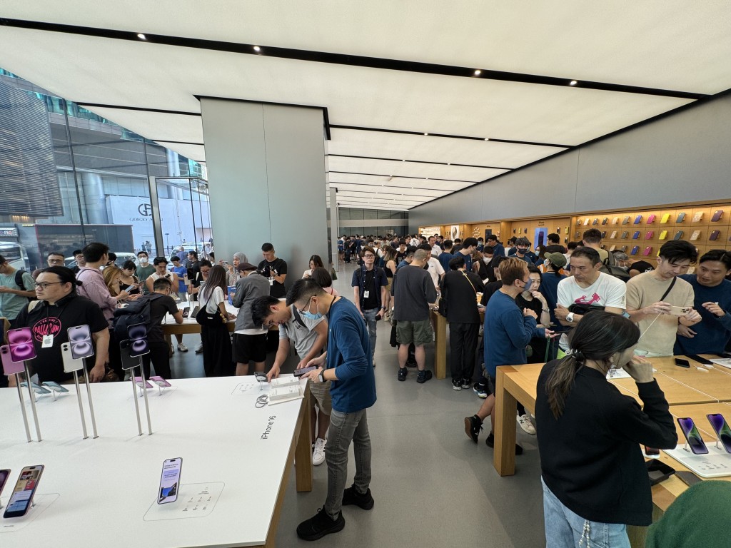 尖沙咀Apple Store一早已擠滿了前來取新iPhone 16的果粉。