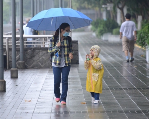 天文台預測，明日(26日)初時有幾陣驟雨，局部地區有雷暴。 資料圖片