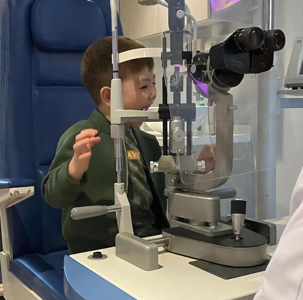 經詳細檢查完後,醫生指BBQ眼球無事,視力亦好好。