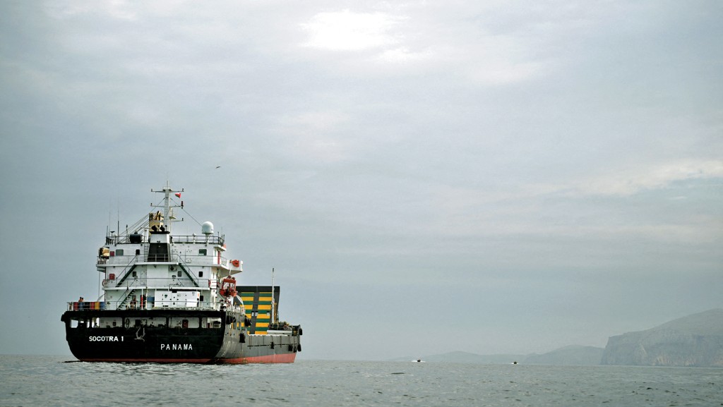 周日在霍爾木兹海峽航行的一艘商船。