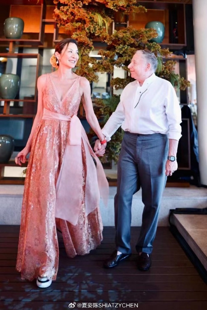 60岁金像影后杨紫琼与拍拖19年的法拉利前总裁Jean Todt于本月21日回到家乡马来西亚补办婚礼。