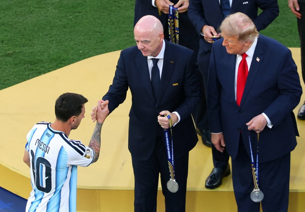 在2026年世界盃，恩芬天奴與美國總統特朗普同台頒獎。路透社