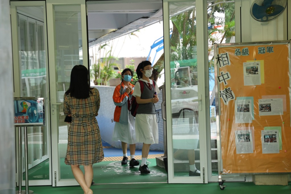 進入校內跟其他學生無異。