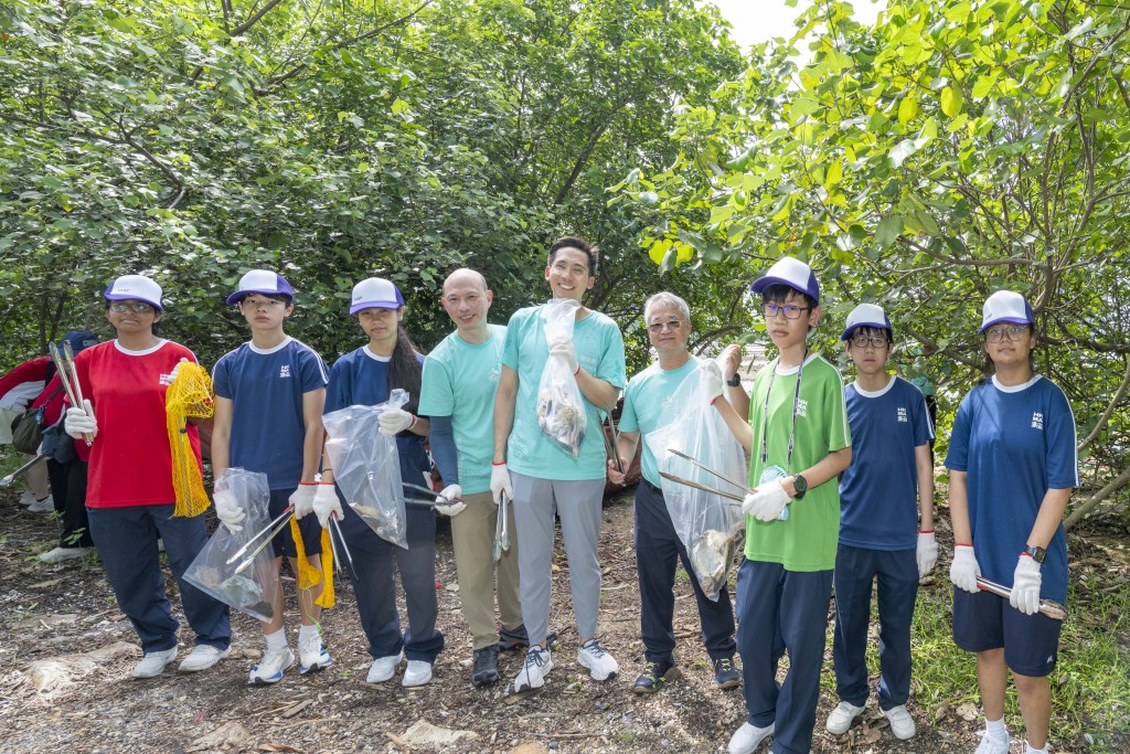 環境保護署署長徐浩光（右四）、新地執行董事郭基泓（中）、綠色力 量發動人文志森（左四）與一眾參與者合力清理約173公斤垃圾。