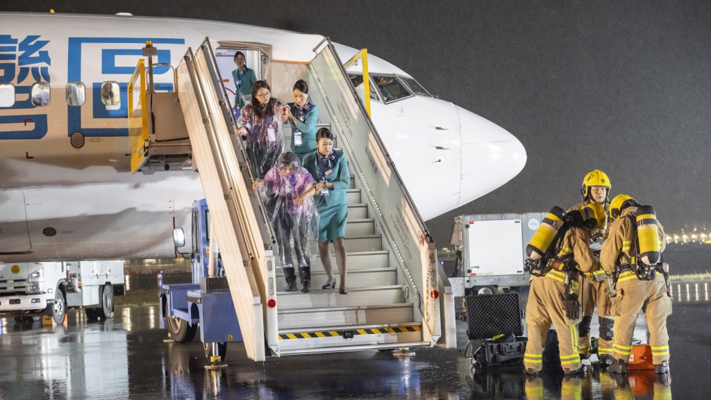 香港國際機場今晨(3日)在中跑道舉行年度飛機事故及救援演習。機管局圖片