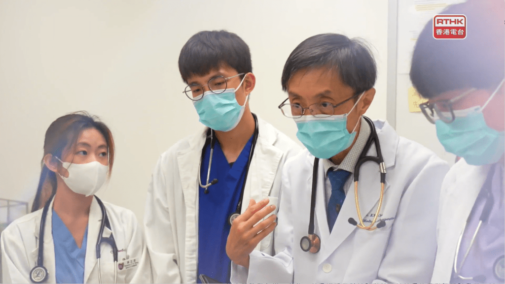 早上在病房完成巡房后，周启明医生随即马不停蹄赶往专科门诊诊症。面对众多病情各异的病人，身为肾科专科医生的他，最常遇见的是慢性肾病患者濒临崩溃的无助感。“很多病人肾功能只剩下一成，他们很害怕，觉得前路茫茫，不知道该洗肾还是不洗。”（截图自：香港电台节目《医生与你－医学．人》）