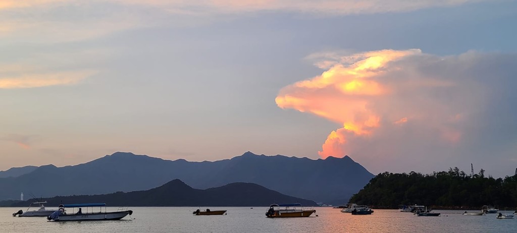 烏溪沙市民拍攝到晚霞。群組「社區天氣觀測計劃CWOS」網民Kamny Tang圖片
