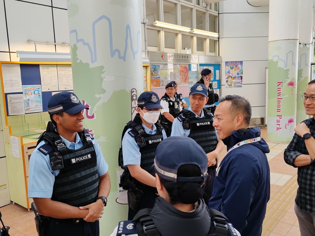 警务处副处长（行动）周一鸣（右二）巡视票站，为当值同事加油打气。香港警察fb